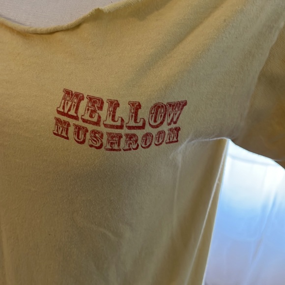 Vintage Mellow Mushroom off the shoulder yellow graphic print tee size M! - Picture 3 of 8